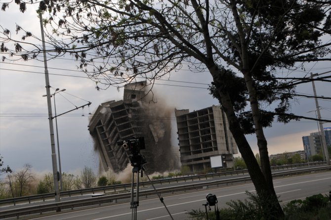 Bulgaristan’da komünizm döneminden kalma 17 katlı bina patlayıcı ile yıkıldı