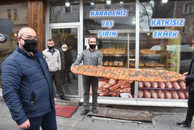 "Evde kal Türkiye/Kars" yazılı 2,20 metrelik pide açık artırmayla satıldı