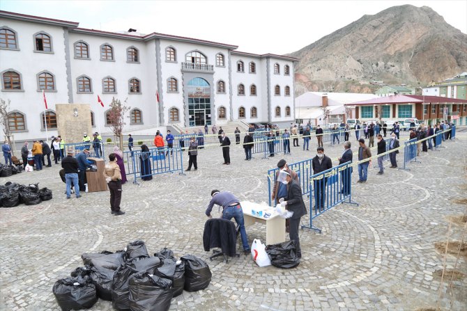 Erzurum'un Oltu ilçesinde vatandaşlara 10 bin maske dağıtıldı