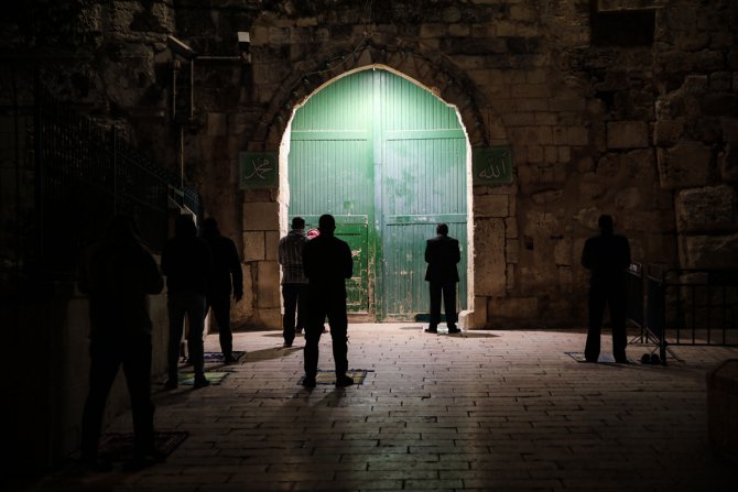 Doğu Kudüslüler teravih namazını Mescid-i Aksa’nın kapılarında kılıyor