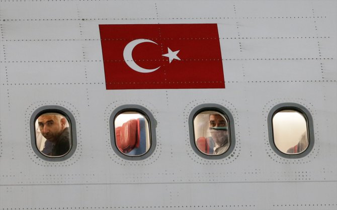 Hindistan'dan getirilen 87 Türk vatandaşı, İzmir'de karantinaya alındı