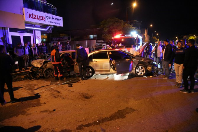 Manisa'da iki otomobil çarpıştı: 2 yaralı