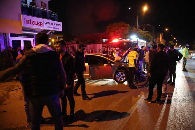 Manisa'da iki otomobil çarpıştı: 2 yaralı