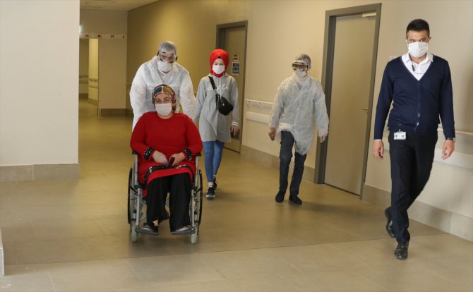 Yozgat'ta koronavirüsü yenen hasta alkışlarla taburcu edildi