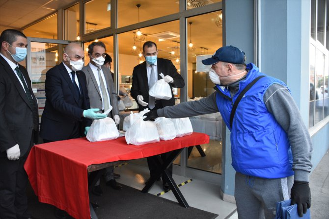 Avusturya’da Türk STK, ihtiyaç sahiplerine iftar paketi dağıtıyor