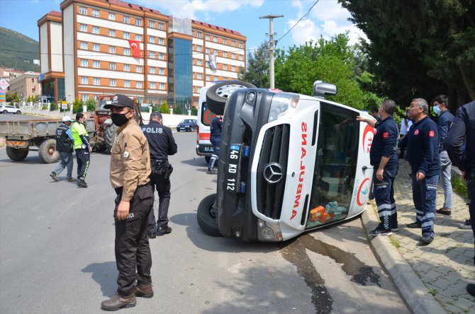 Kahramanmaraş'ta traktörle çarpışan ambulans devrildi: 5 yaralı