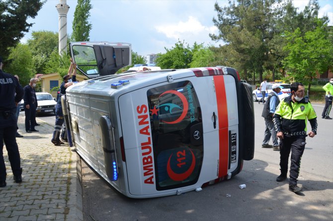 Kahramanmaraş'ta traktörle çarpışan ambulans devrildi: 5 yaralı