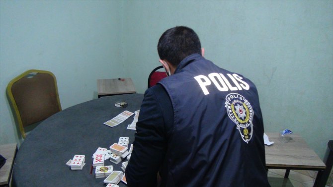 Kumar oynatılan boş dairede yakalanan 8 kişiye 39 bin 375 lira ceza