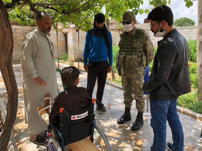 Mehmetçik, PKK/YPG'nin sakat bıraktığı Suriyeli çocuğu ziyaret etti