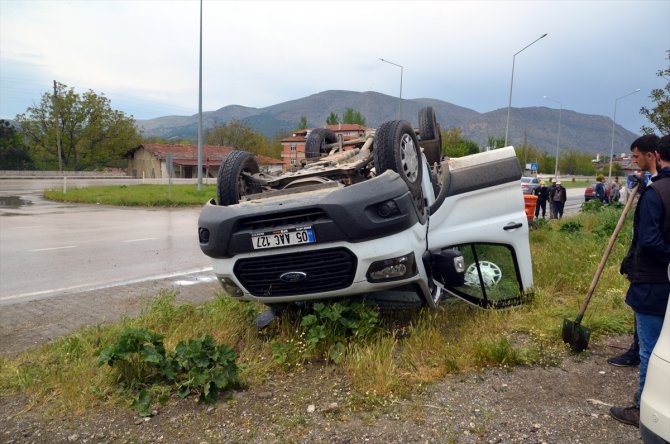 Amasya'da traktöre çarpan süt yüklü kamyonetin sürücüsü yaralandı