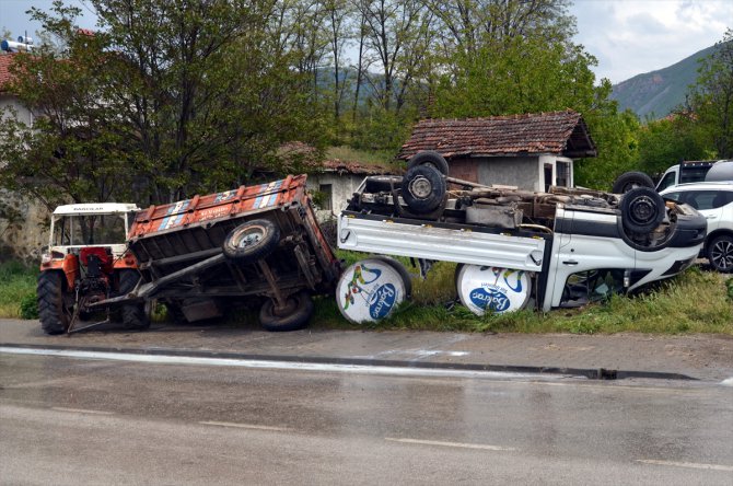 Amasya'da traktöre çarpan süt yüklü kamyonetin sürücüsü yaralandı