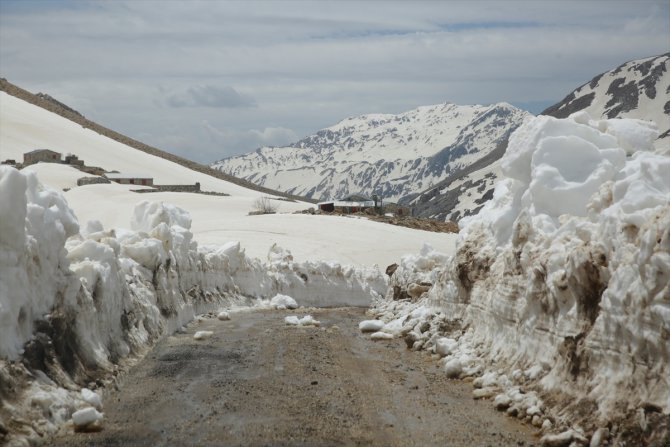 Antalya'nın Söbüçimen Yaylası'nda karla mücadele çalışmaları sürüyor
