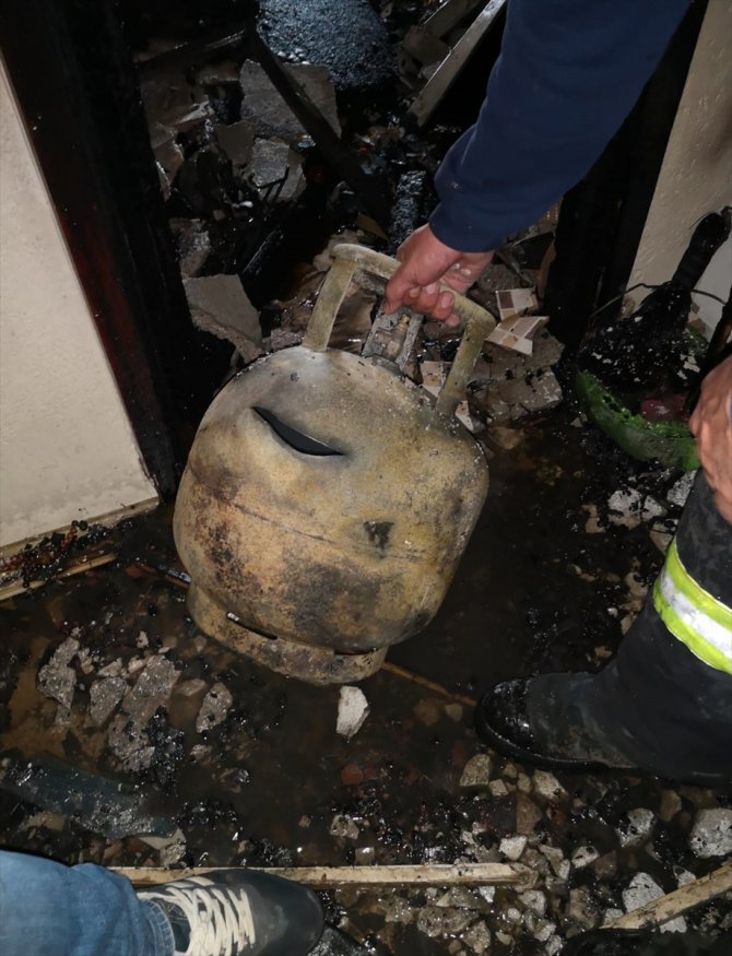Muğla'da evde çıkan yangında patlayan tüp korkuttu