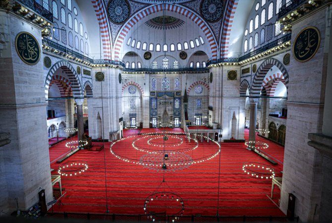 Süleymaniye Camisi'nde salgın mahzunluğu