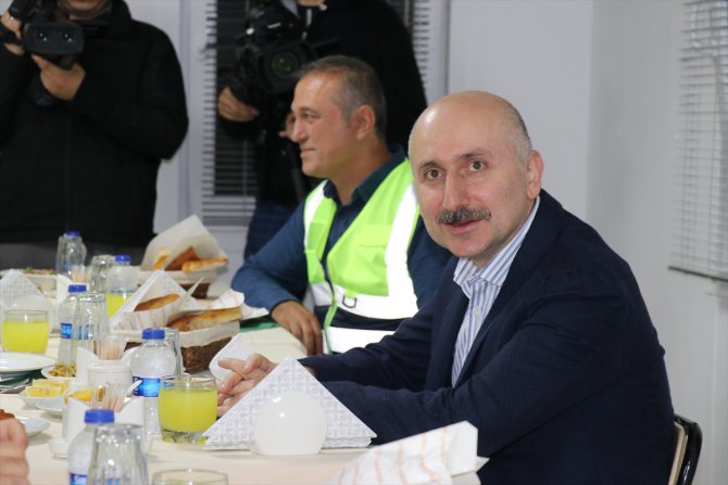 Ulaştırma ve Altyapı Bakanı Karaismailoğlu, Sakarya'da işçilerle iftar yaptı