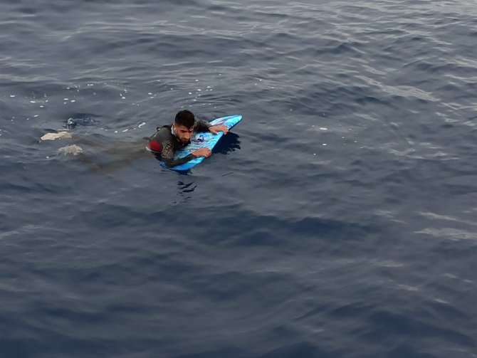 Bodrum'dan Yunanistan'a sörf tahtasıyla geçmeye çalışan sığınmacı yakalandı