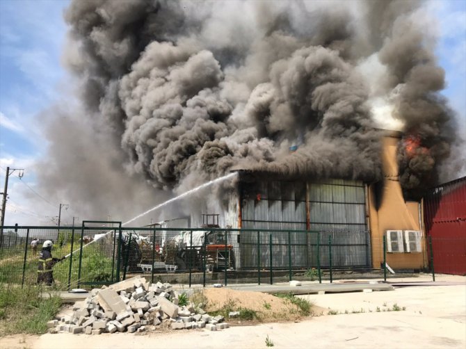Edirne'de bir yapı marketin deposundaki yangına müdahale ediliyor