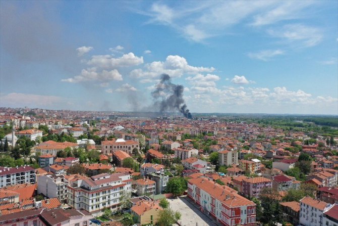 Edirne'de bir yapı marketin deposundaki yangına müdahale ediliyor
