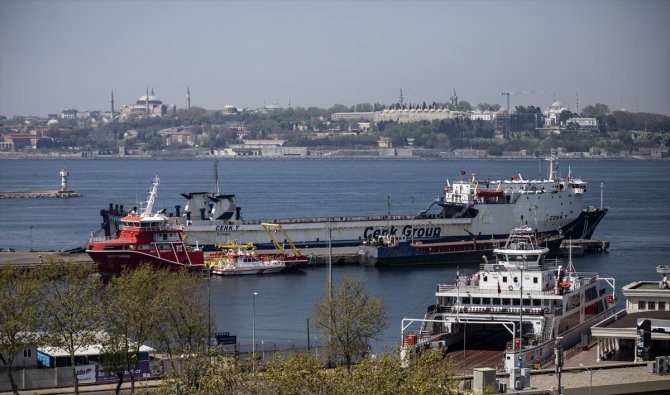 İstanbul limanlarındaki gemilerin düdükleri gemi işçileri için çaldı