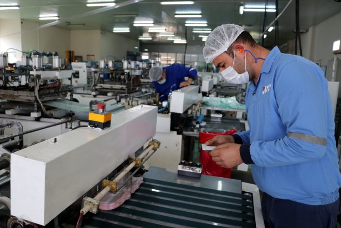 Mersin'deki firma, Kovid-19 test cihazlarının atık ambalajını üretiyor