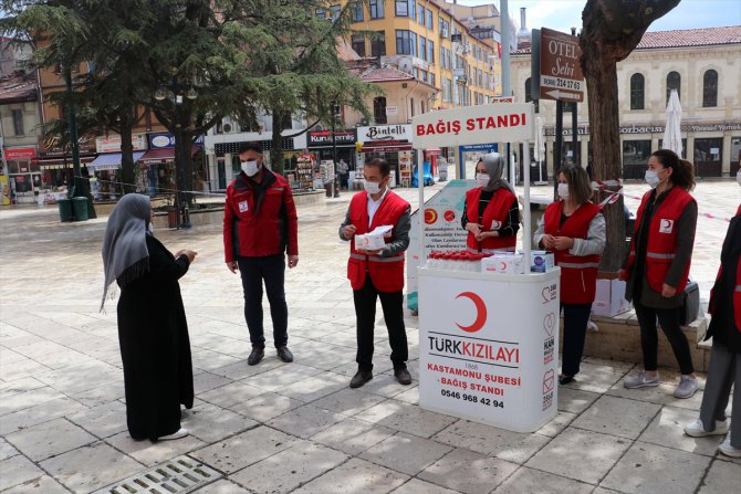Türk Kızılay gönüllüleri dükkan dükkan gezip maske ve dezenfektan dağıttı
