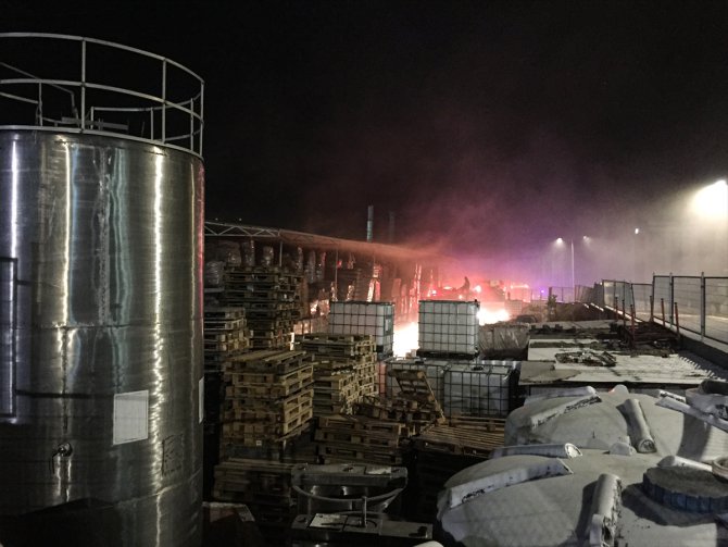 Tuzla'da kozmetik fabrikasında yangın