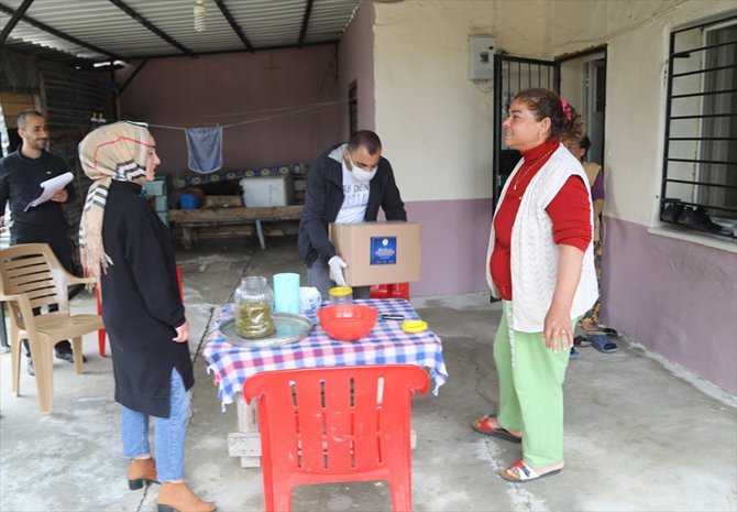 Adana'da sağanaktan etkilenen vatandaşlara gıda kolisi desteği