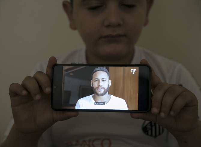 Engelli Suriyeli çocuğa, formasını giydiği Neymar'dan görüntülü teşekkür mesajı