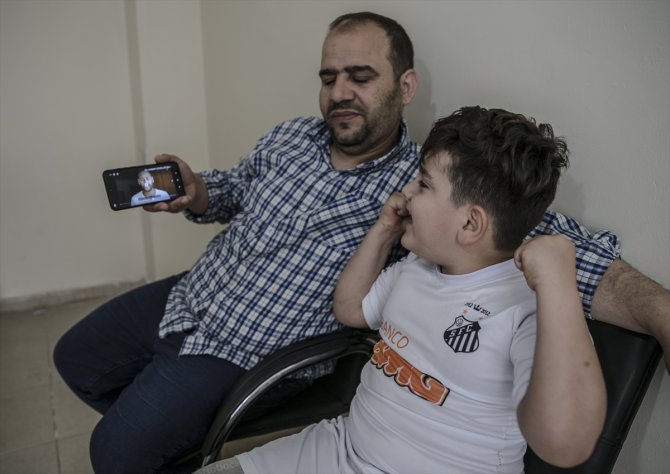 Engelli Suriyeli çocuğa, formasını giydiği Neymar'dan görüntülü teşekkür mesajı