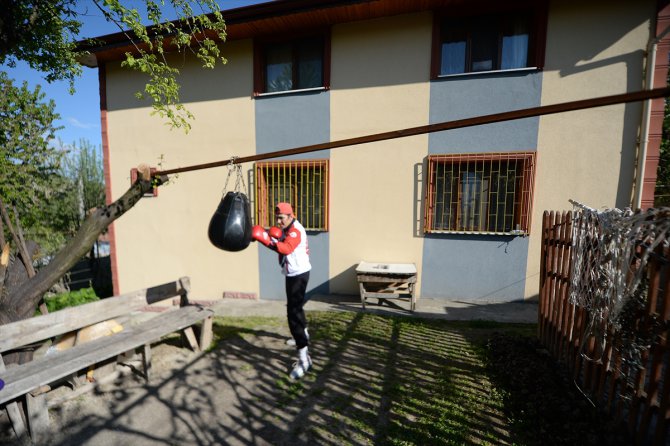 Milli boksör Elif Güneri koronavirüs sürecinde evinin bahçesinde yumruk atıyor