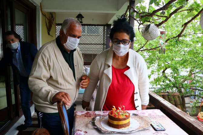 Tekirdağ'da evlerinden çıkamayan yaşlı çifte sürpriz 49'uncu evlilik yıldönümü kutlaması