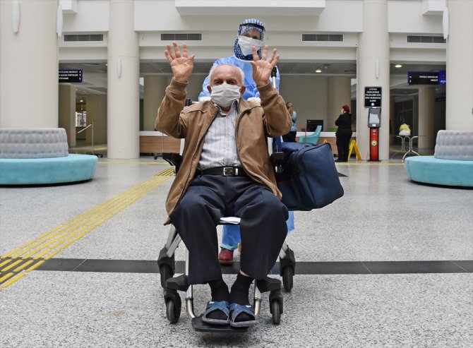 İmmün plazma ile iyileşen 71 yaşındaki Kovid-19 hastası taburcu edildi