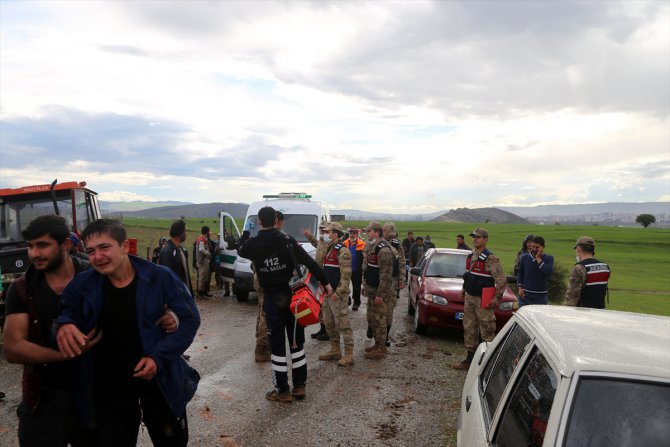 Sivas'ta hayvanlarını otlatırken yıldırım isabet eden köylü öldü