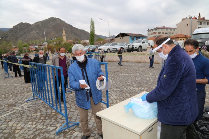 Erzurum'da 10 bin maske bariyerle sosyal mesafe önlemi alınarak dağıtıldı