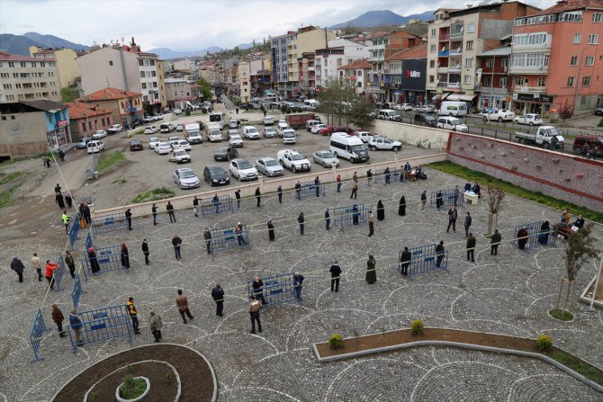 Erzurum'da 10 bin maske bariyerle sosyal mesafe önlemi alınarak dağıtıldı