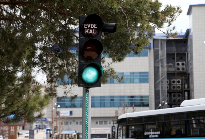 Erzurum'da "Evde kal" çağrısı led ekranlarda