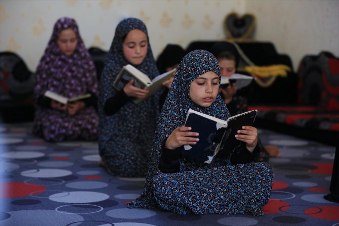 Filistinli Neccar, camilerin kapalı olduğu Gazze'de evinde hafız yetiştiriyor