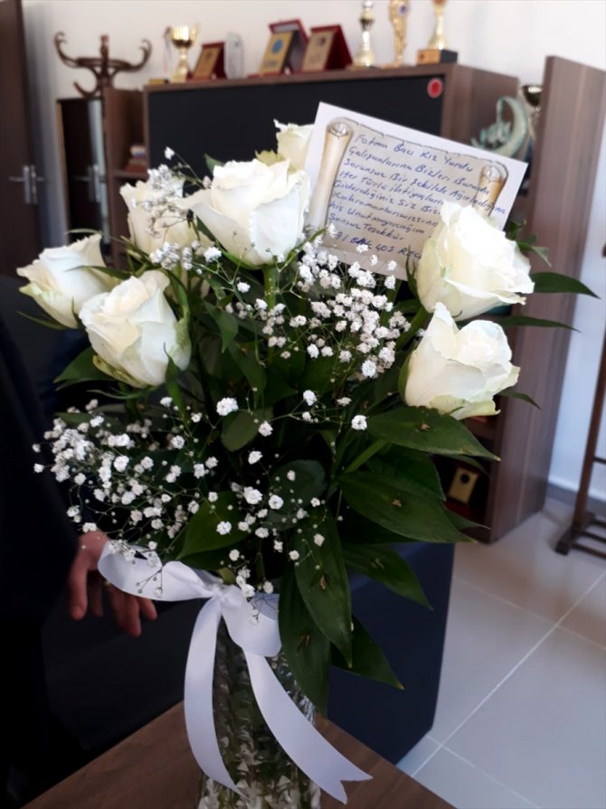 Karantinada kaldıkları yurdun çalışanlarına çiçekle teşekkür ettiler