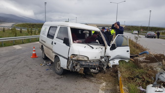 Erzincan'da kaza yapan araçta sıkışan sürücüyü ekipler kurtardı