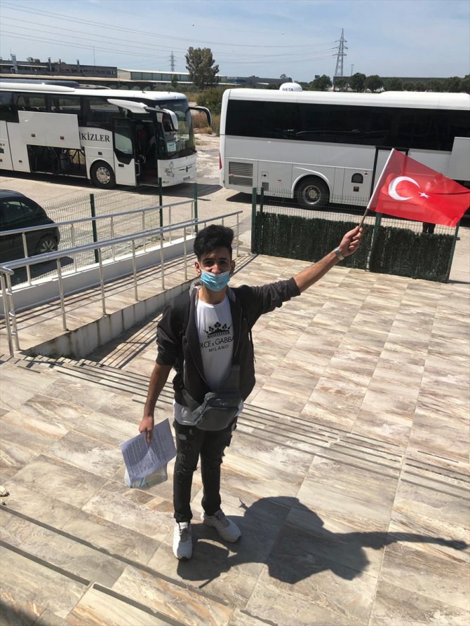 İzmir'de karantina süresi dolan vatandaşlara fidan hediye edildi
