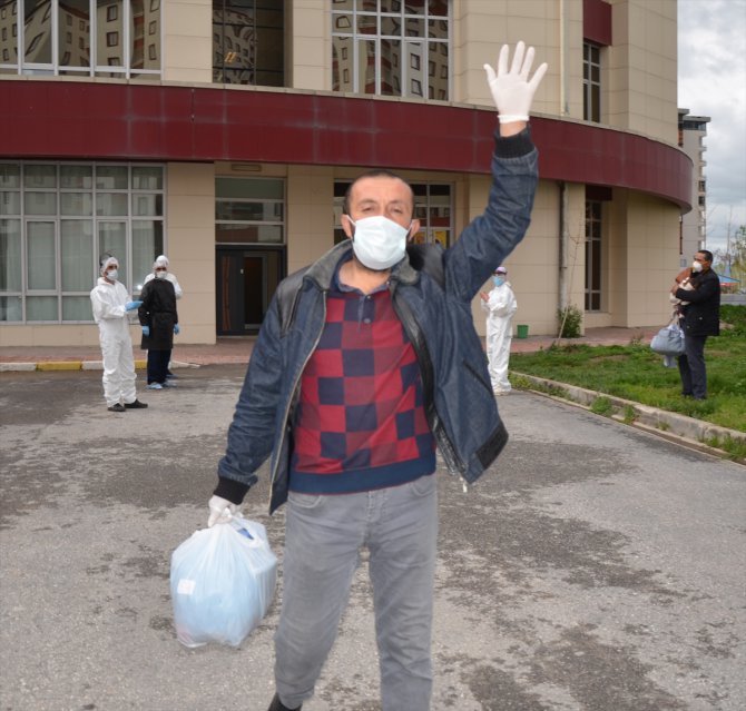 Muş'ta immün plazma ile iyileşen Kovid-19 hastası alkışlarla taburcu edildi