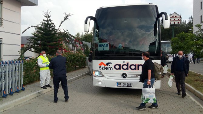 Adana'da karantina süresi dolan 358 kişi memleketlerine uğurlandı