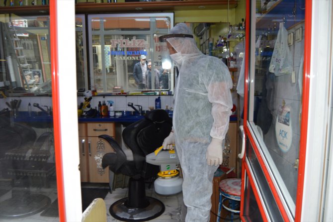 Afyonkarahisar Belediyesi berber ve kuaför dükkanlarını dezenfekte ediyor