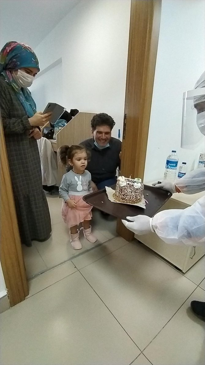 Çankırı'da karantinada olan 3 yaşındaki çocuğa doğum günü sürprizi