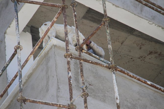 Konya'da inşaat halindeki binanın balkonuna çıkan köpeği indirmek için seferber oldular