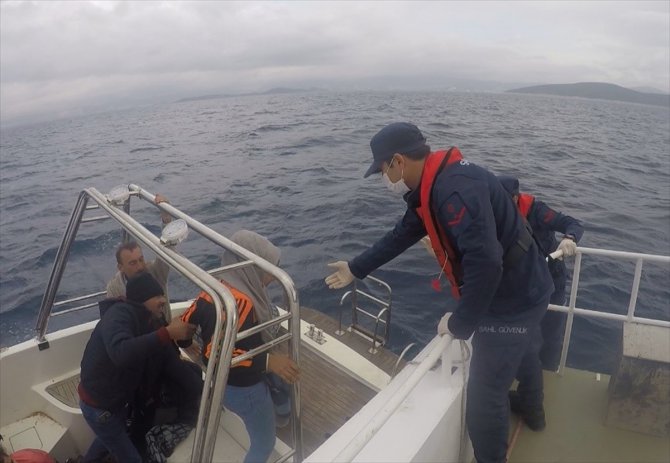 Muğla'da Türk kara sularına itilen fiber teknedeki 26 sığınmacı kurtarıldı