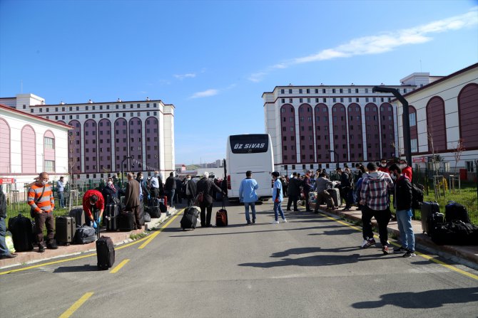 Sivas'ta karantina süresi sona eren 574 kişi memleketlerine uğurlandı