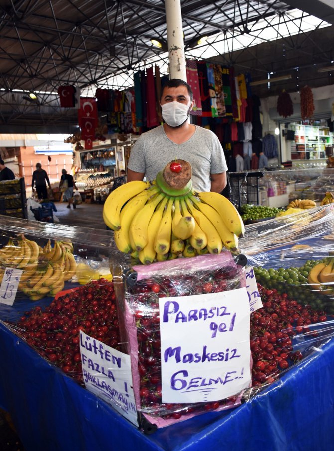 Muğla'da pazarcıdan "Parasız gel maskesiz gelme" çağrısı