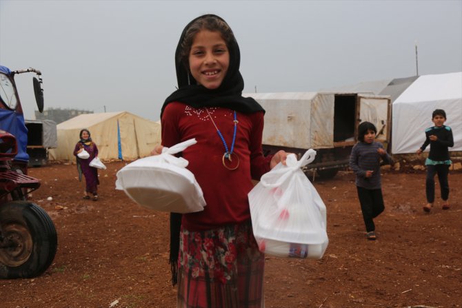 Suriye'nin kuzeyindeki çadır kentlerde Dünya Yetimler Günü dolayısıyla iftarlık dağıtıldı
