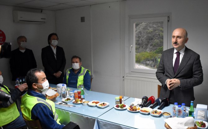 Ulaştırma ve Altyapı Bakanı Adil Karaismailoğlu, Bilecik'te işçilerle iftar yaptı